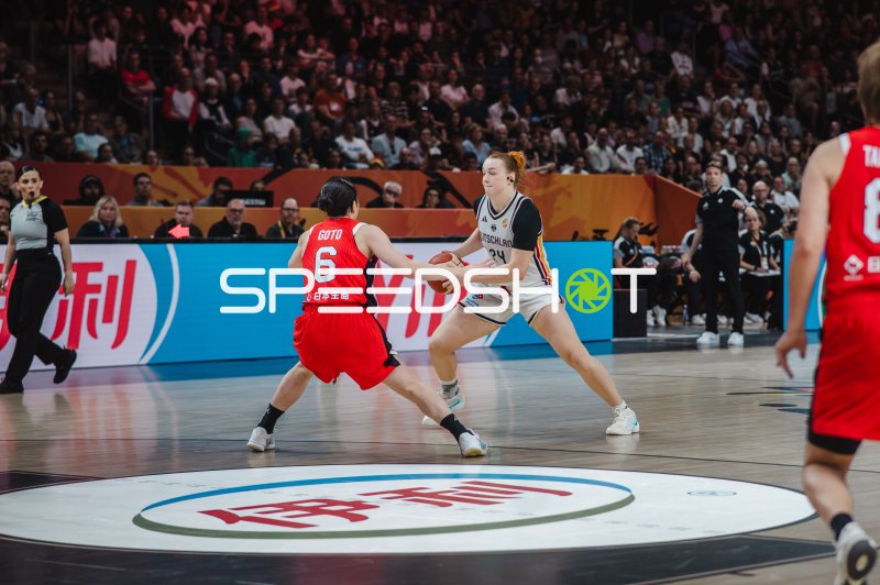 Lina Sontag (#24; Deutschland) im Zweikampf gegen Otoha Goto (#6; Japan)