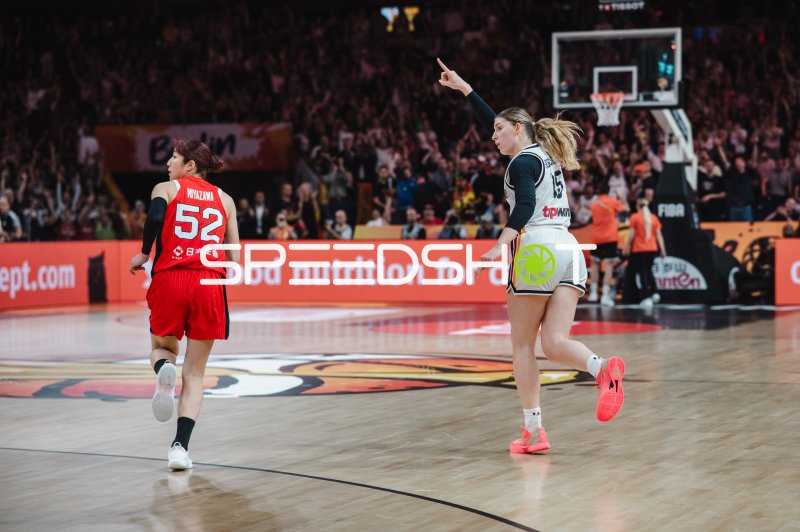 Luisa Geiselsöder (#15; Deutschland) jubelt nach Korberfolg gegen Japan