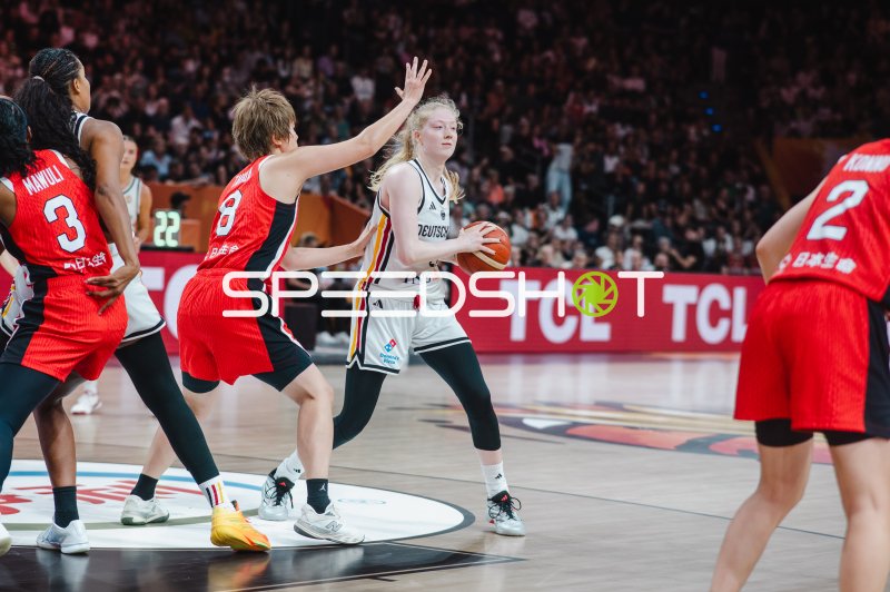 Frieda Bühner (#20; Deutschland) im Angriff gegen Japan