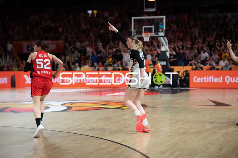 Emily Bessoir (#22; Deutschland) jubelt gegen Japan in der Max-Schmeling-Halle