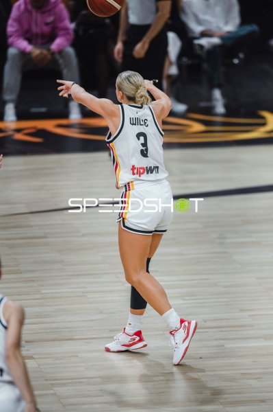 Alexandra Wilke (#3; Deutschland) beim Pass in der Max-Schmeling-Halle