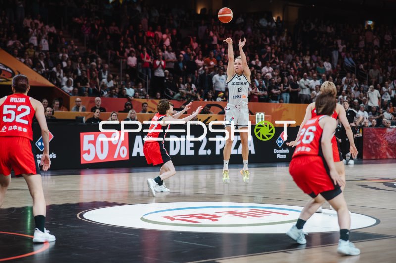 Leonie Fiebich (#13; Deutschland) beim Sprungwurf gegen Japan