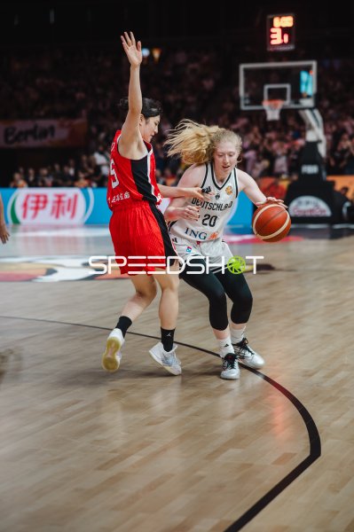 Frieda Bühner (#20; Deutschland) im Zweikampf gegen Japan