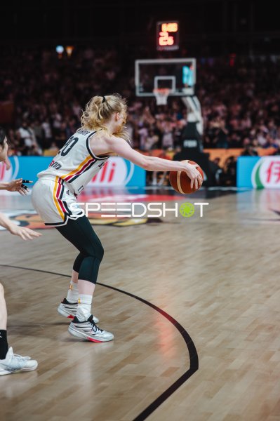 Frieda Bühner (#20; Deutschland) mit Ball im Spielaufbau