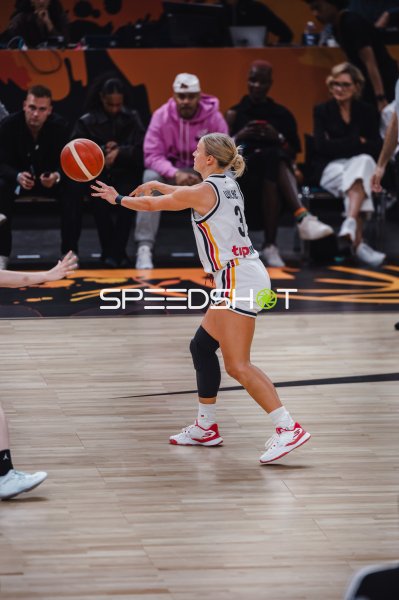 Alexandra Wilke (#3; Deutschland) beim Pass in der Max-Schmeling-Halle