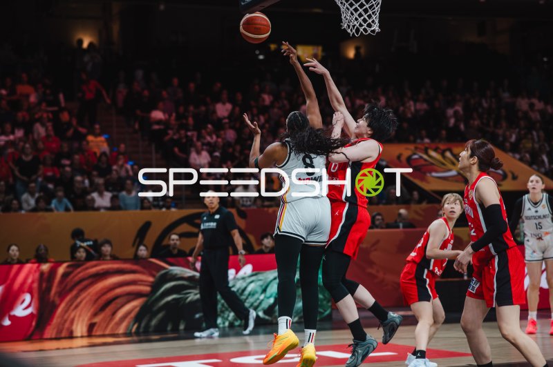 Nyara Sabally (#8; Deutschland) beim Korbwurf gegen Japan