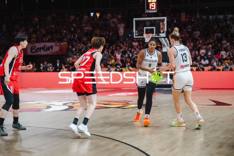 Nyara Sabally (#8; Deutschland) im Spielaufbau gegen Japan