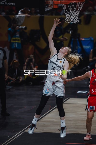 Frieda Bühner (#20; Deutschland) beim Korbleger gegen Japan