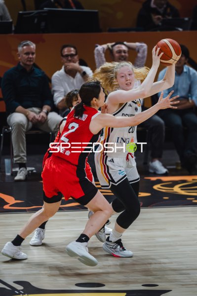 Frieda Bühner (#20; Deutschland) im Zweikampf gegen Japan