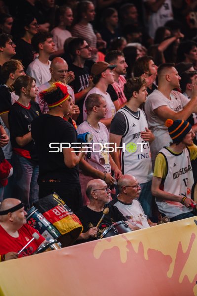 Deutschland-Fans feuern ihr Team in der Max-Schmeling-Halle an