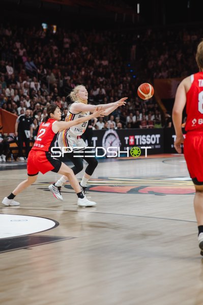 Frieda Bühner (#20; Deutschland) passt im Zweikampf gegen Norika Konno (#2; Japan)