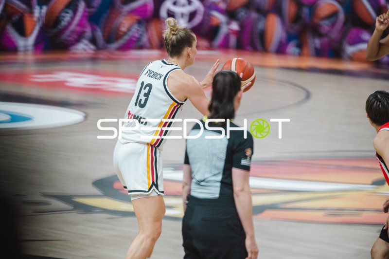 Leonie Fiebich (#13; Deutschland) mit Ball im Spielaufbau