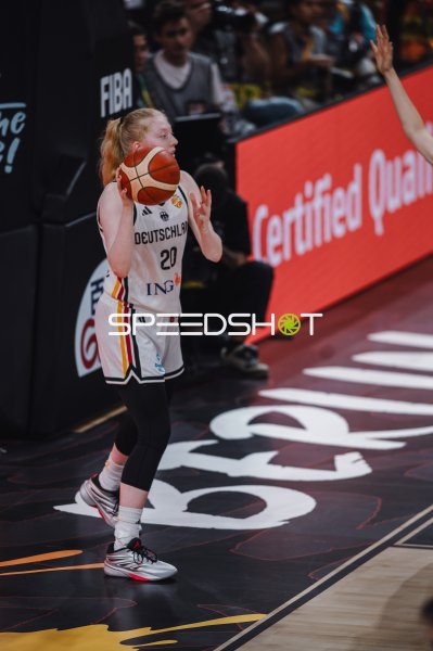 Frieda Bühner (#20; Deutschland) beim Wurfansatz in Berlin