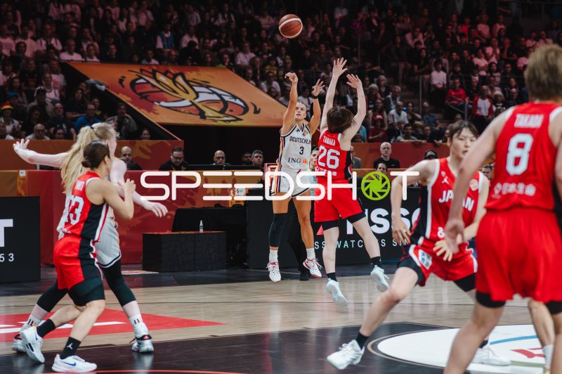 Alexandra Wilke (#3; Deutschland) beim Wurf gegen Kokoro Tanaka (#26; Japan)