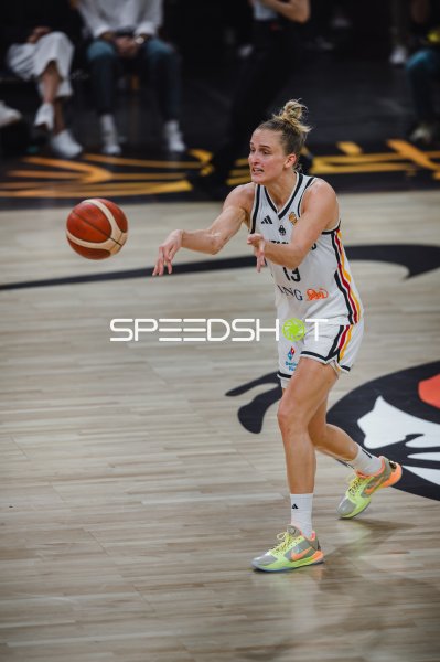Leonie Fiebich (#13; Deutschland) beim Pass in der Max-Schmeling-Halle