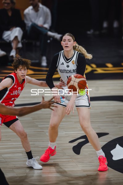 Luisa Geiselsöder (#15; Deutschland) im Zweikampf gegen Saki Hayashi (Japan)