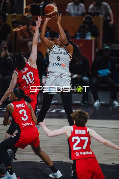Nyara Sabally (#8; Deutschland) beim Wurf gegen Japan