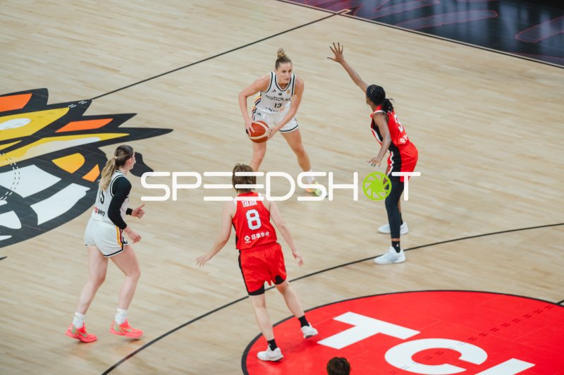 Leonie Fiebich (#13; Deutschland) im Spielaufbau gegen Japan