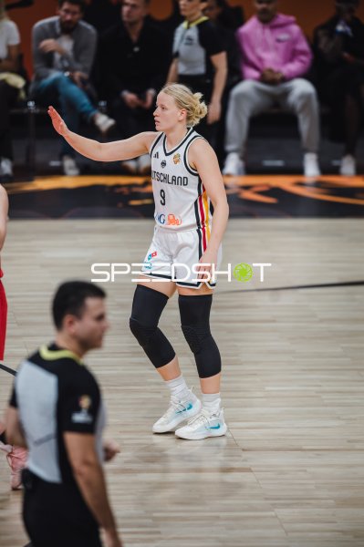 Emma Eichmeyer (#9; Deutschland) in Defensivstellung