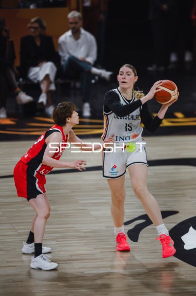 Luisa Geiselsöder (#15; Deutschland) im Ballbesitz gegen Japan