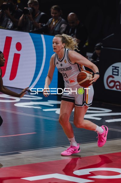 Marie Gülich (#21; Deutschland) mit Ball im Angriff