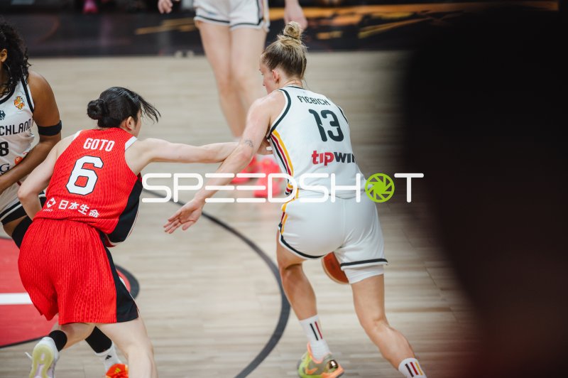Leonie Fiebich (#13; Deutschland) im Zweikampf gegen Otoha Goto (#6; Japan)