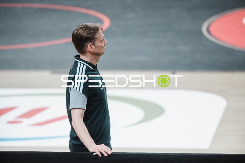 Trainer Deutschland beobachtet das Spielgeschehen in der Max-Schmeling-Halle