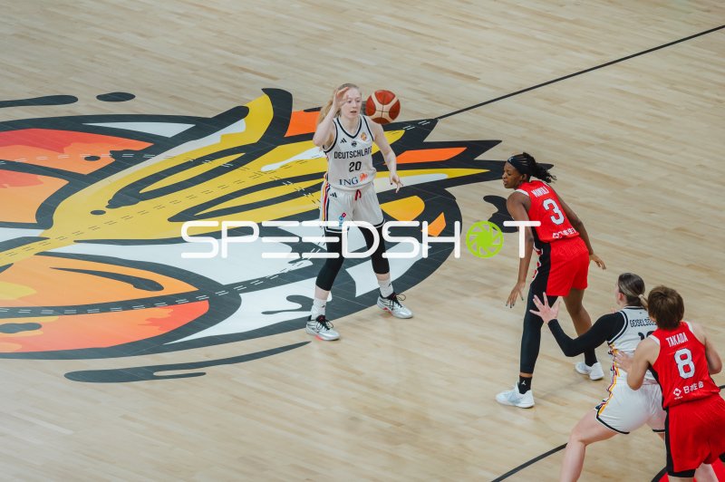 Frieda Bühner (#20; Deutschland) beim Ballkontrol gegen Japan