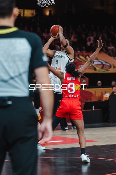Nyara Sabally (#8; Deutschland) im Zweikampf gegen Stephanie Mawuli (#3; Japan)