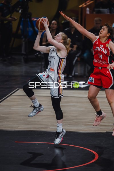 Frieda Bühner (#20; Deutschland) zieht zum Korb gegen Azusa Asahina (#14; Japan)