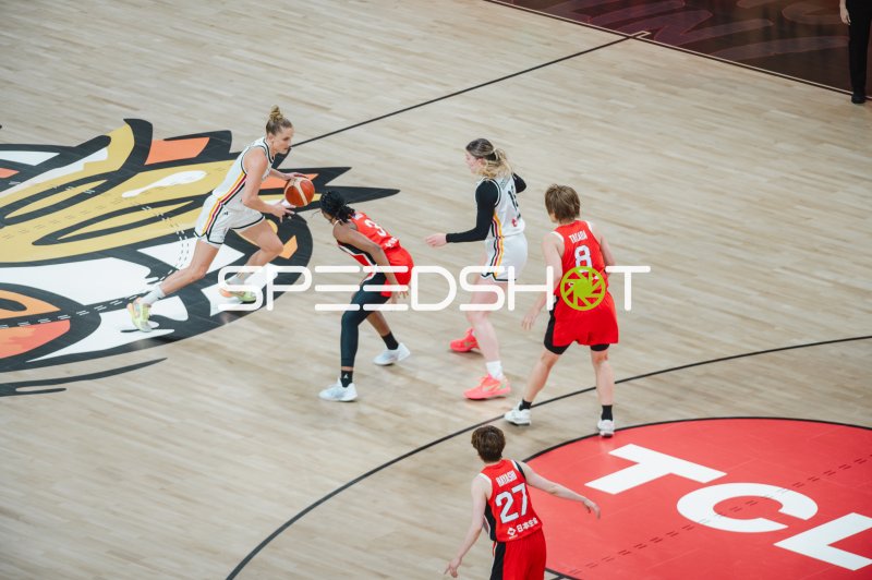 Deutschland im Ballbesitz gegen Japan in der Max-Schmeling-Halle