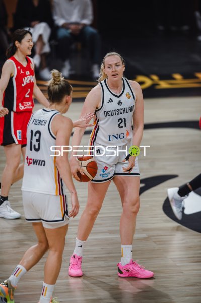 Marie Gülich (#21; Deutschland) mit Ball im Spiel gegen Japan