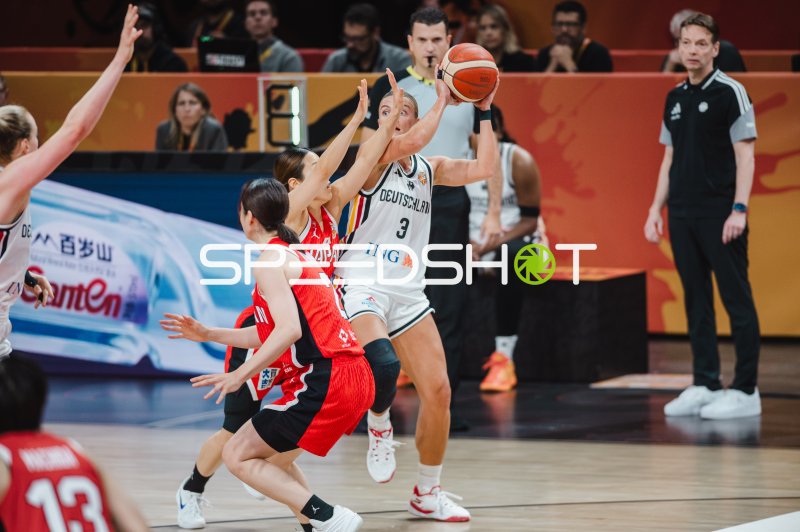 Alexandra Wilke (#3; Deutschland) kämpft sich durch Japans Abwehr