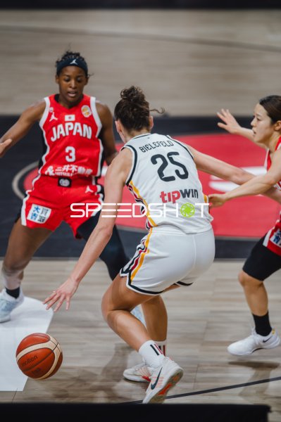 Clara Bielefeld (#25; Deutschland) im Zweikampf gegen Stephanie Mawuli (#3; Japan)