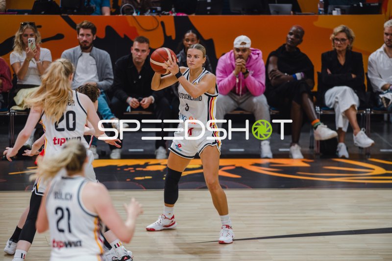 Alexandra Wilke (#3; Deutschland) beim Passspiel in der Max-Schmeling-Halle