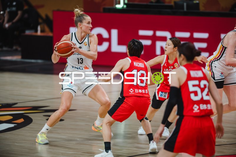 Leonie Fiebich (#13; Deutschland) im Ballbesitz gegen Japan