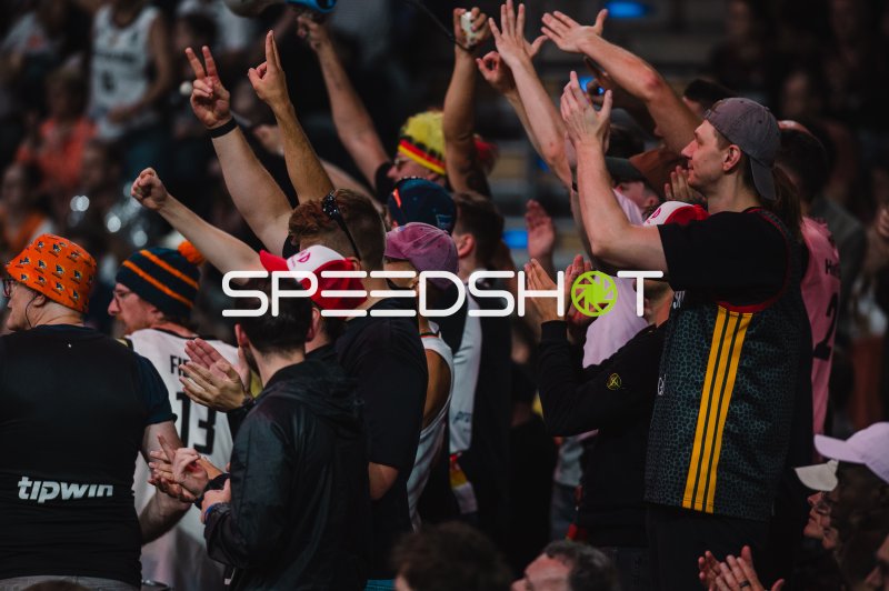 Deutschland-Fans feiern ausgelassen in der Max-Schmeling-Halle
