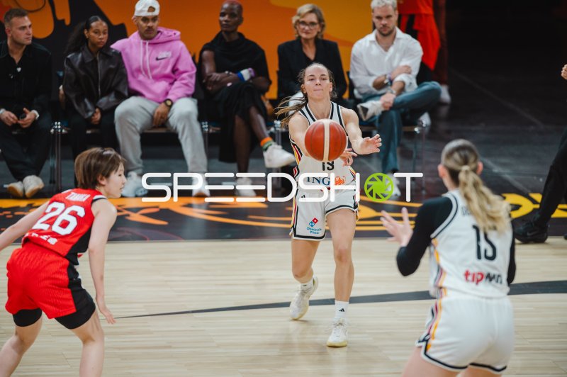 Britta Daub passt den Ball im Länderspiel Deutschland gegen Japan