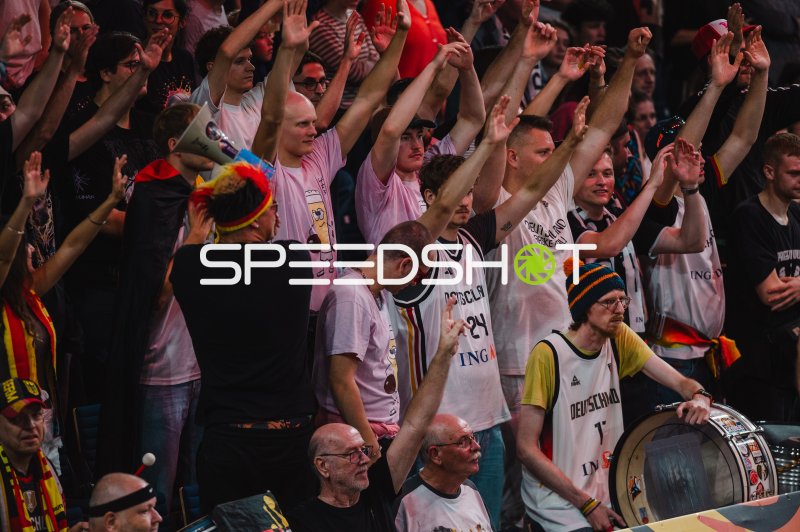 Deutschland-Fans feiern in der Max-Schmeling-Halle Berlin
