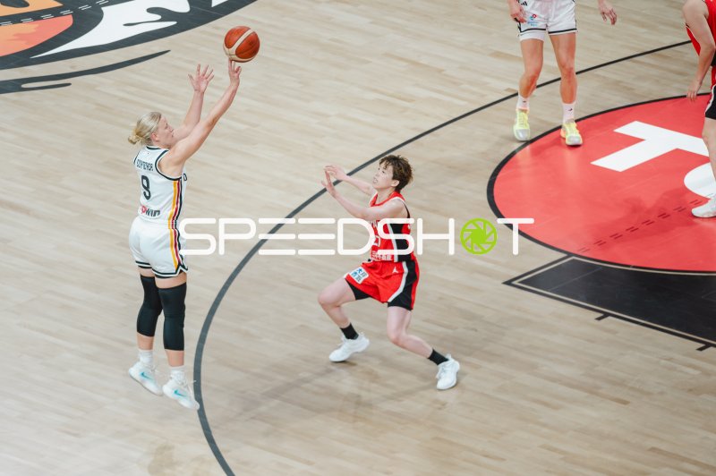 Emma Eichmeyer (#9; Deutschland) beim Wurf gegen Saki Hayashi (#27; Japan)