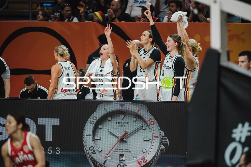 Emily Bessoir (#22; Deutschland) und Teamkolleginnen jubeln von der Bank