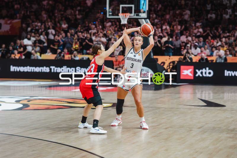 Alexandra Wilke (#3; Deutschland) im Zweikampf gegen Japan