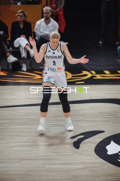 Emma Eichmeyer (#9; Deutschland) mit Geste auf dem Parkett