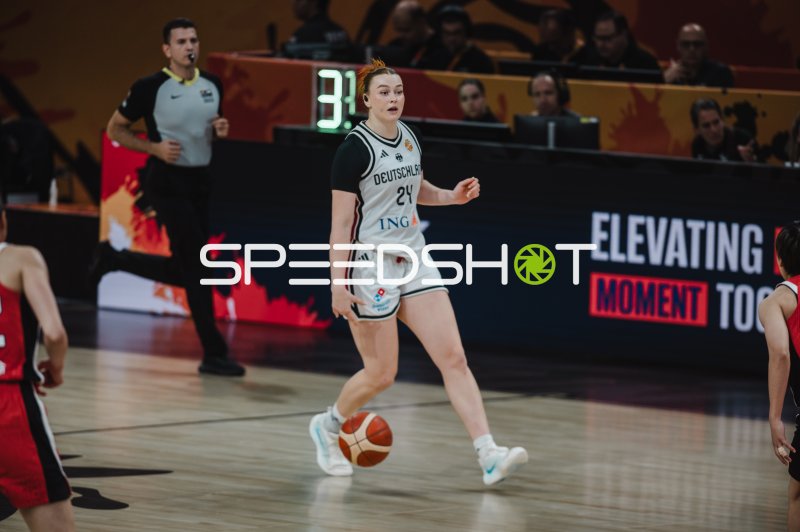 Lina Sontag (#24; Deutschland) beim Dribbling gegen Japan