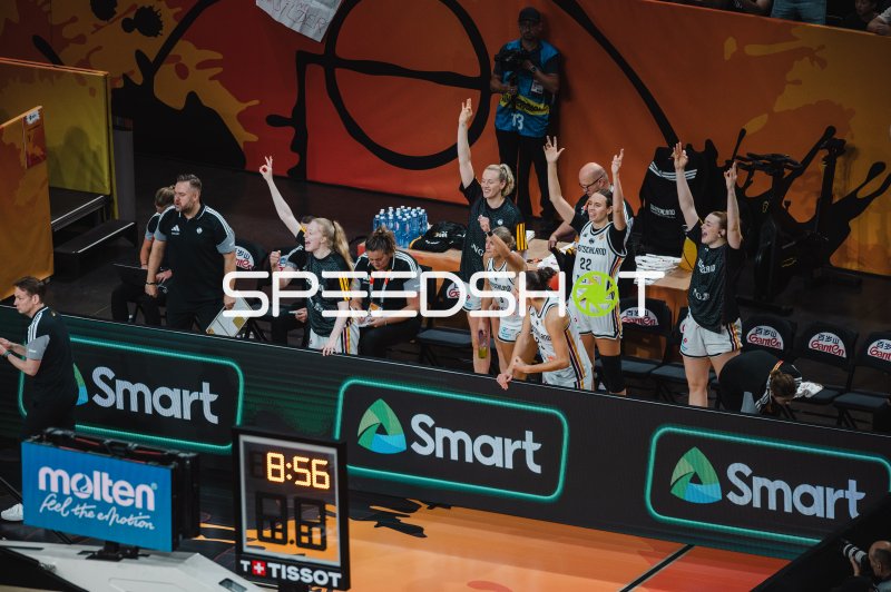 Emily Bessoir (#22; Deutschland) und Team jubeln von der Bank