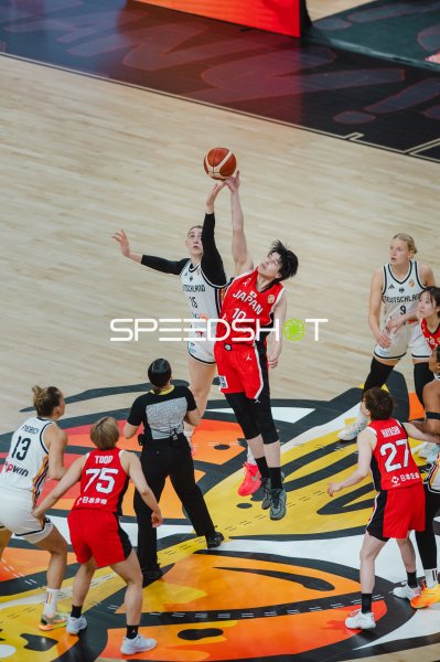 Luisa Geiselsöder (#15; Deutschland) im Sprungball gegen Ramu Tokashiki (#10; Japan)