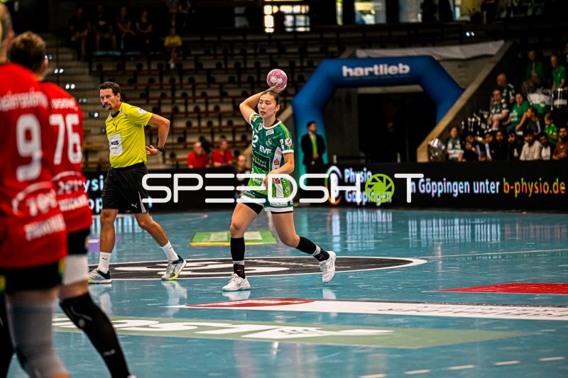 Haruno Sasaki (#32; Frisch auf Göppingen) beim Wurfansatz in der EWS Arena