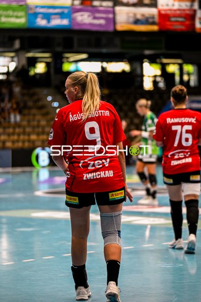Ágústsdóttir (#9; BSV Sachsen Zwickau) auf dem Spielfeld in Göppingen