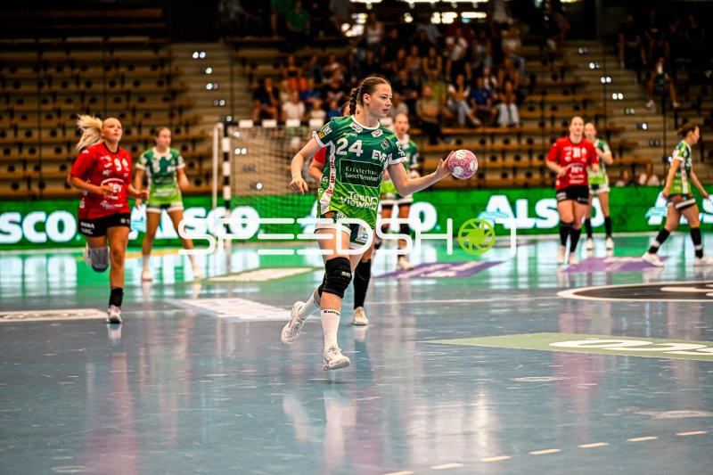 Luisa Scherer (#24; Frisch auf Göppingen) mit Ball im Angriff