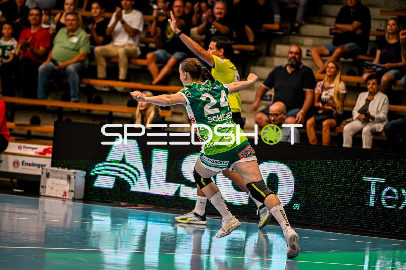 Luisa Scherer (#24; Frisch auf Göppingen) jubelt ausgelassen in der EWS Arena